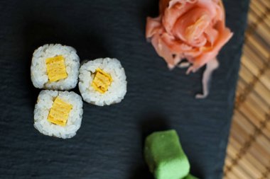 Restoran masasında suşi.