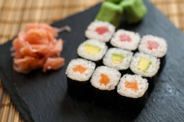 Restoran masasında suşi.