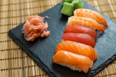 Restoran masasında suşi.