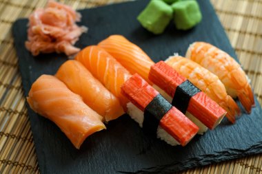 Restoran masasında suşi.