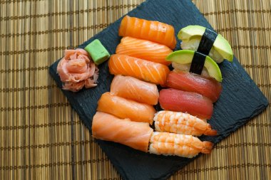 Restoran masasında suşi.