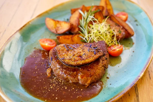 Steak Sur Une Table Restaurant — Photo