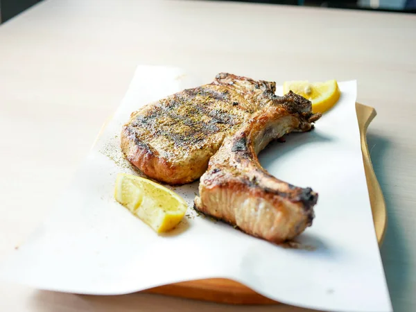 Restoran Masasında Biftek — Stok fotoğraf