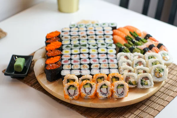 Sushi Ett Restaurangbord — Stockfoto