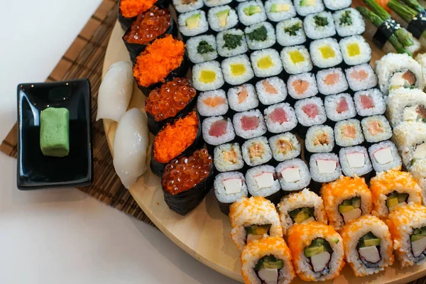 Sushi Ett Restaurangbord — Stockfoto