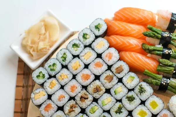 Sushi Stole Restauracyjnym — Zdjęcie stockowe
