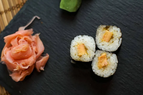 Sushi Stole Restauracyjnym — Zdjęcie stockowe