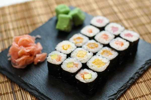 Sushi Stole Restauracyjnym — Zdjęcie stockowe