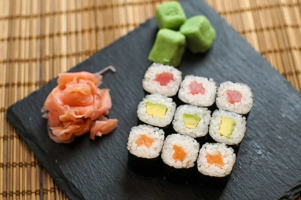 Sushi Stole Restauracyjnym — Zdjęcie stockowe