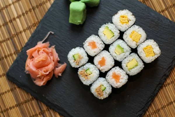 Sushi Stole Restauracyjnym — Zdjęcie stockowe