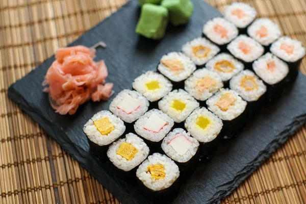 Sushi Ett Restaurangbord — Stockfoto