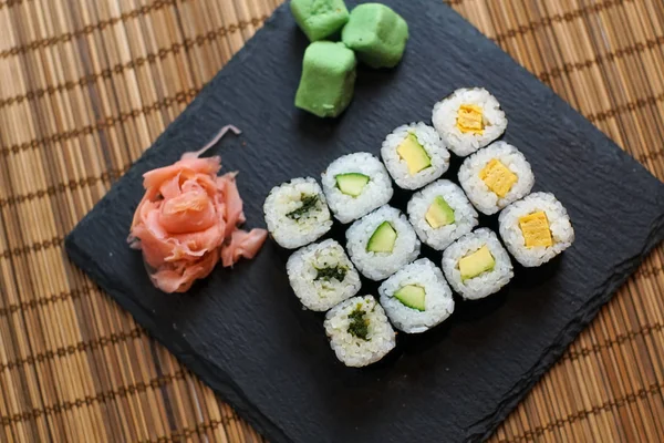 Sushi Stole Restauracyjnym — Zdjęcie stockowe