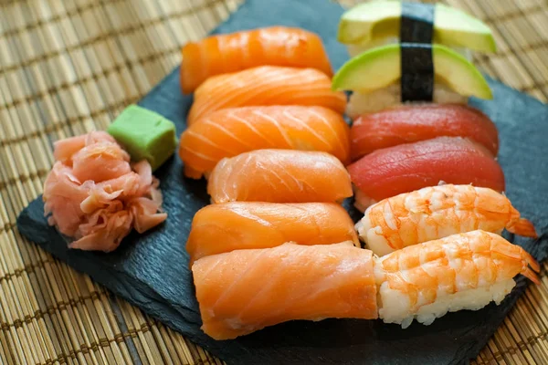 Sushi Ett Restaurangbord — Stockfoto