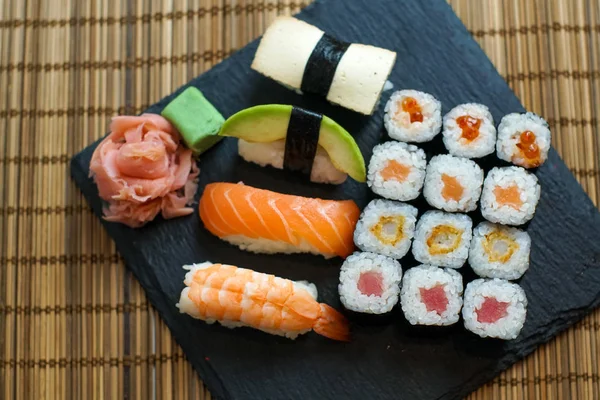 Sushi Stole Restauracyjnym — Zdjęcie stockowe