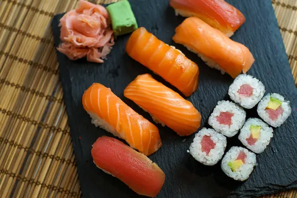 Sushi Stole Restauracyjnym — Zdjęcie stockowe