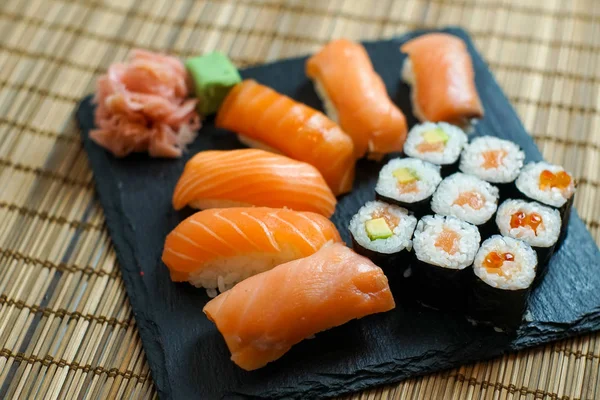 Sushi Auf Einem Restauranttisch — Stockfoto