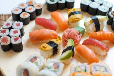 Restoran masasında suşi.