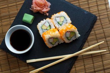 Restoran masasında suşi.