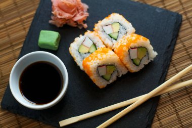 Restoran masasında suşi.