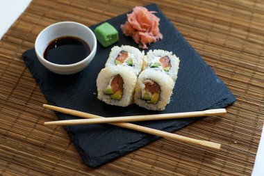 Restoran masasında suşi.