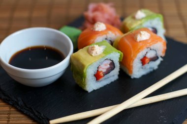 Restoran masasında suşi.