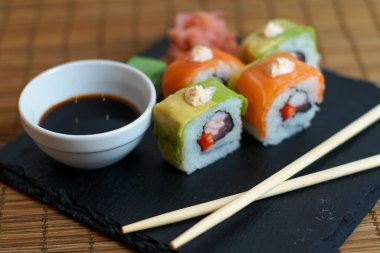 Restoran masasında suşi.