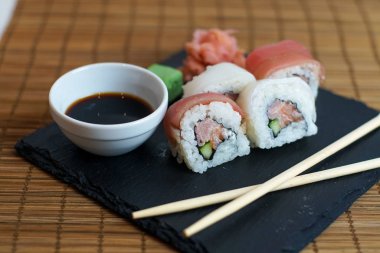 Restoran masasında suşi.