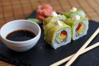 Restoran masasında suşi.