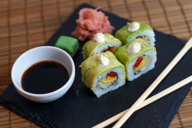 Restoran masasında suşi.