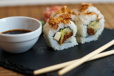 Restoran masasında suşi.