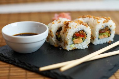 Restoran masasında suşi.