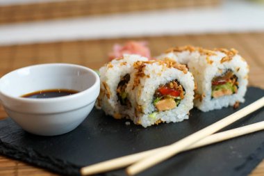 Restoran masasında suşi.