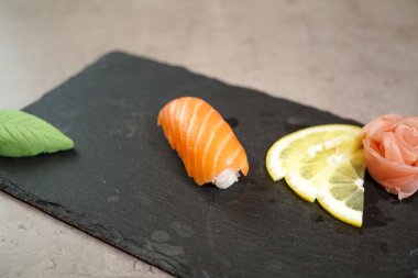 Restoran masasında suşi.