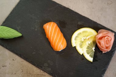 Restoran masasında suşi.