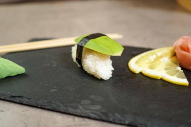 Restoran masasında suşi.