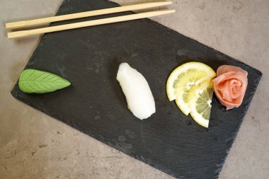 Restoran masasında suşi.