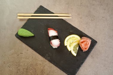 Restoran masasında suşi.