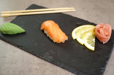 Restoran masasında suşi.