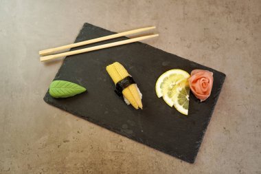 Restoran masasında suşi.