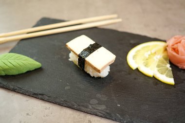 Restoran masasında suşi.