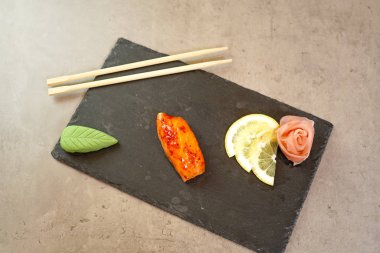 Restoran masasında suşi.