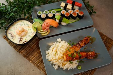 Restoran masasında suşi.