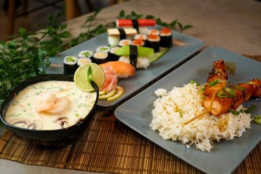 Restoran masasında suşi.