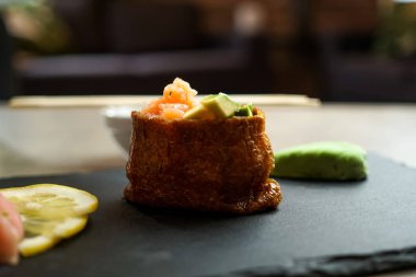 Restoran masasında suşi.