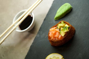 Restoran masasında suşi.