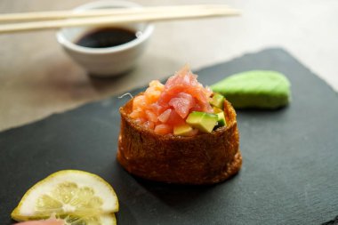 Restoran masasında suşi.