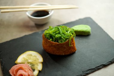 Restoran masasında suşi.