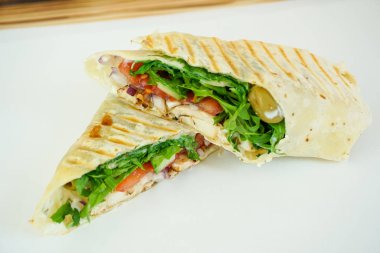 Restoran masasında tortilla.