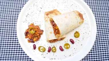 Restoran masasında tortilla.