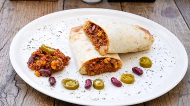 Restoran masasında tortilla.